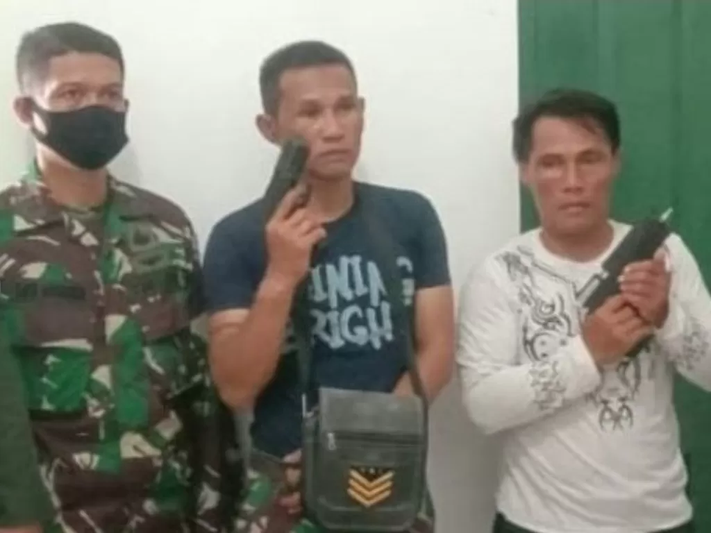 Dua oknum TNI gadungan saat diamankan di Makoramil 0810-09/Ngronggot (Foto: @viralterkini99)