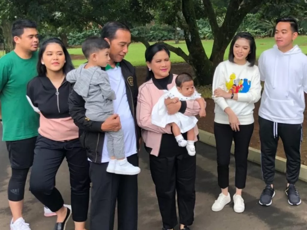 Presiden Joko Widodo menikmati kebersamaan keluarga dengan berjalan pagi di Istana Bogor, Jawa Barat, Sabtu (8/12).