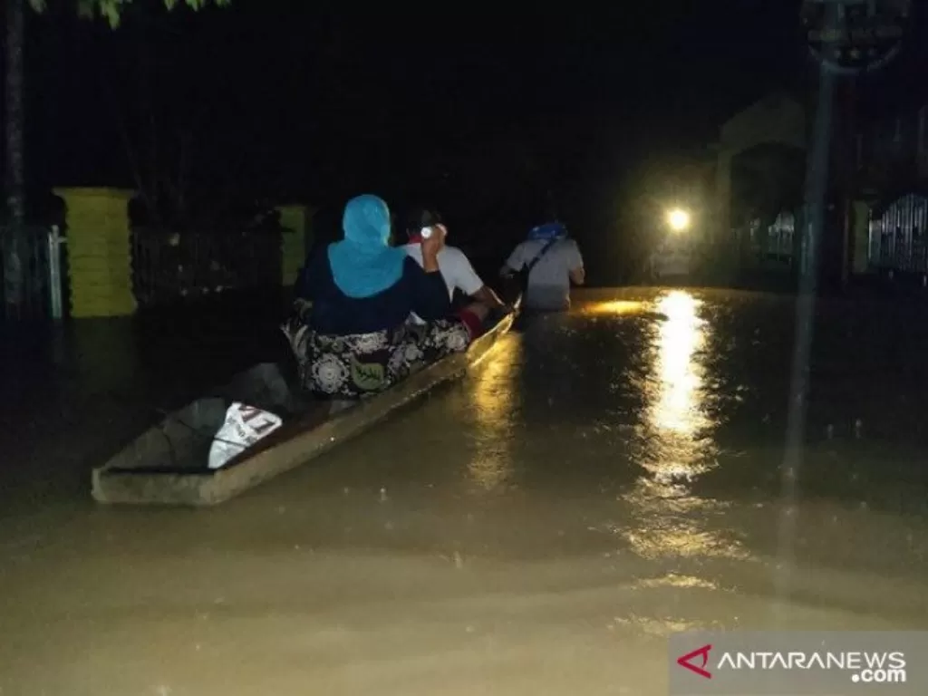 Warga mengungsi akibat banjir di Gampong Tanjong Haji Muda, Matangkuli, Aceh Utara, Sabtu (5/12/2020). (ANTARA/HO)