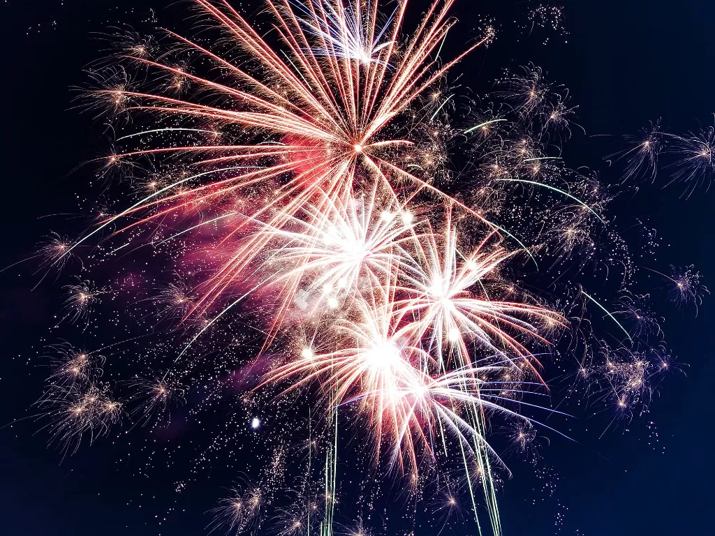 Ilustrasi pesta kembang api di malam tahun baru. (Pexels/rovenimages.com)