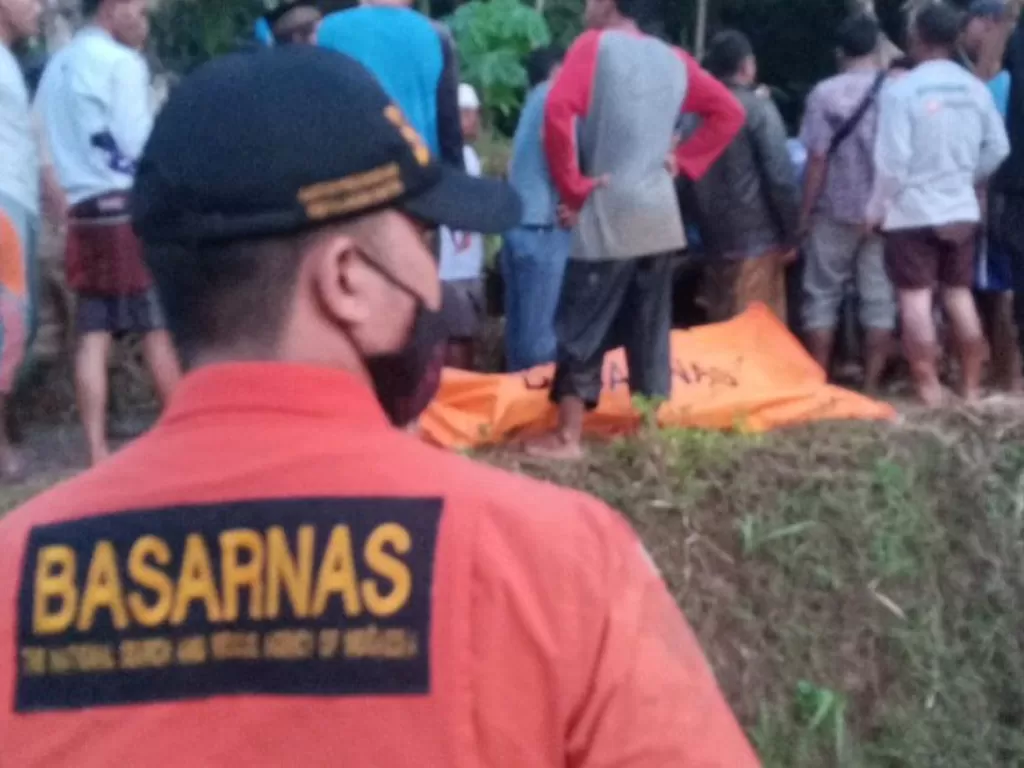 Tim SAR melakukan evakuasi enam orang penambang emas ilegal di Desa Citorek Sabrang, Kabupaten Lebak, akibat tanah longsor setelah dilanda hujan lebat, Sabtu (5/12).(Poto Dok Basarnas)