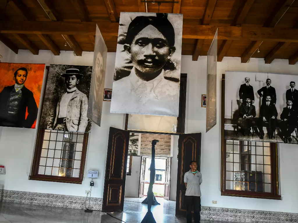 Pengunjung mengamati Pameran Fotografi dan Grafis Indonesia Bergerak: 1900 - 1942 di Gedung Arsip Nasional (ANTARA FOTO/Galih Pradipta)