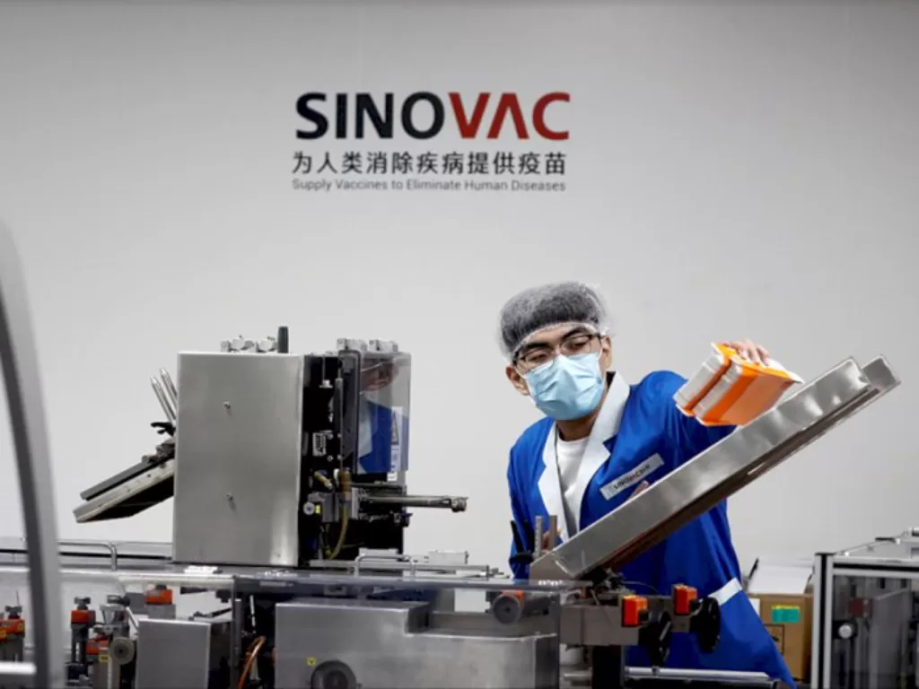 Seorang pria bekerja di fasilitas pengemasan pembuat vaksin China Sinovac Biotech, yang mengembangkan vaksin penyakit virus corona eksperimental (COVID-19). (Reuters/Thomas Peter)