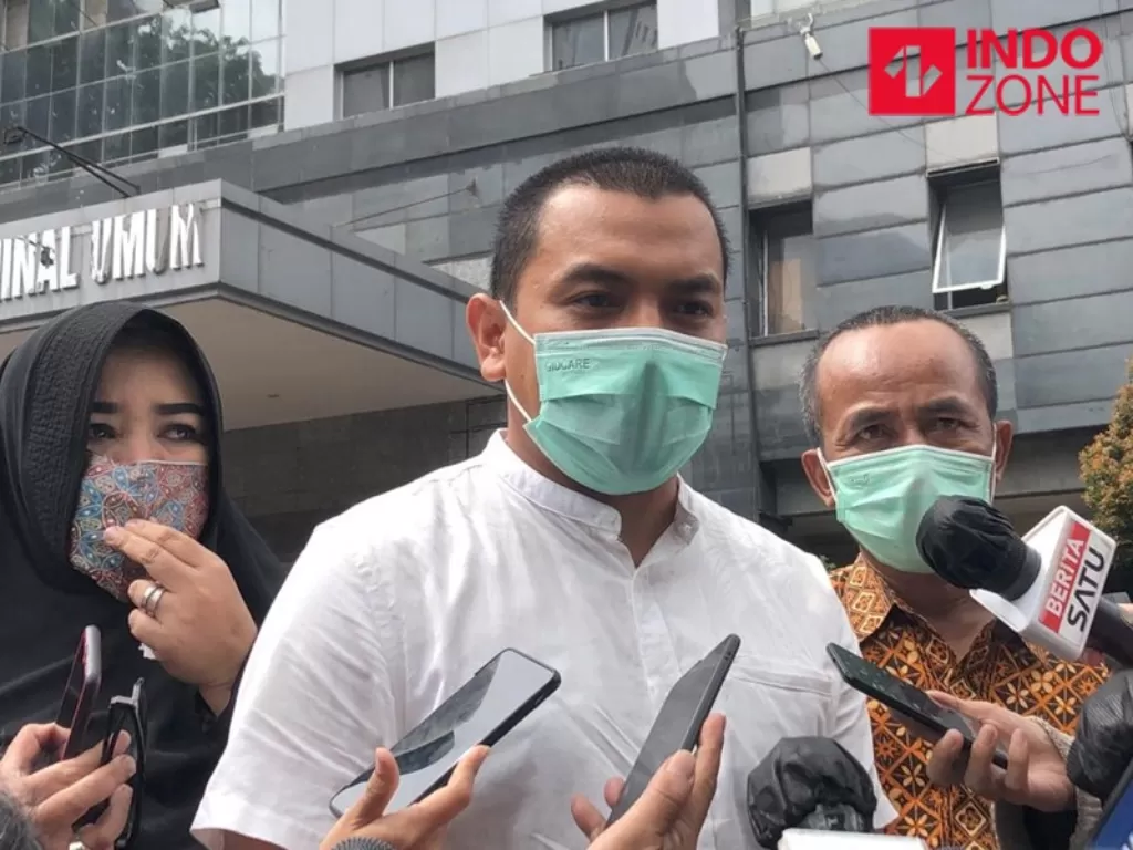 Tim hukum FPI Aziz Yanuar di Polda Metro Jaya, Jumat (11/12/2020). (INDOZONE/Samsudhuha Wildansyah)