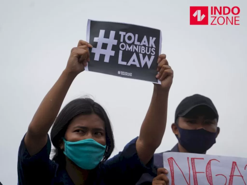 Massa dari buruh dan mahasiswa melakukan aksi menolak RUU Cipta Kerja di depan Gedung DPR, Jakarta, Kamis (16/7/2020). (INDOZONE)