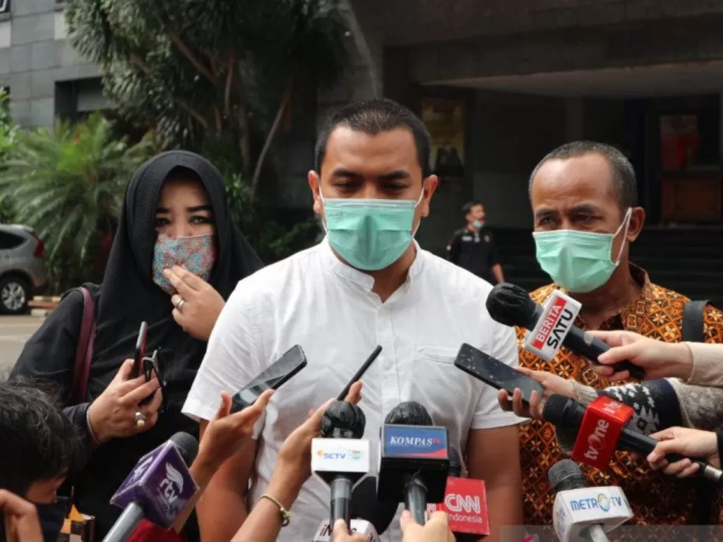 Aziz Yanuar kuasa hukum Rizieq di Polda Metro Jaya, Jumat. (Antara)