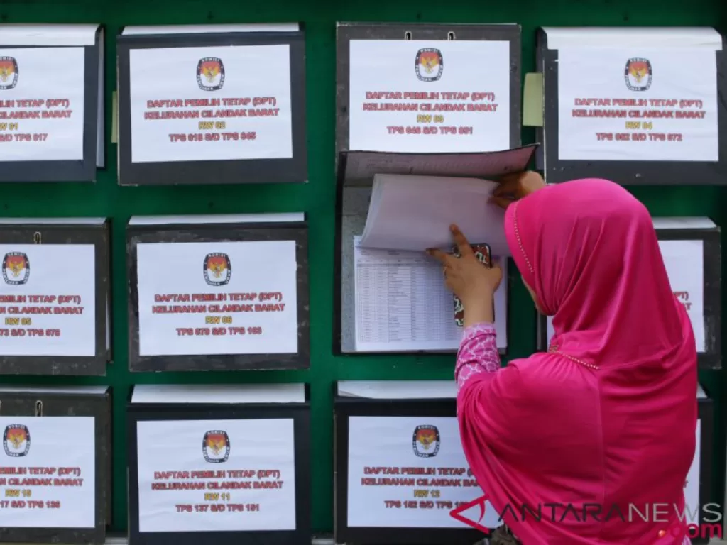 Warga melakukan pengecekan Daftar Pemilih Tetap (ANTARA FOTO/Rivan Awal Lingga/wsj)