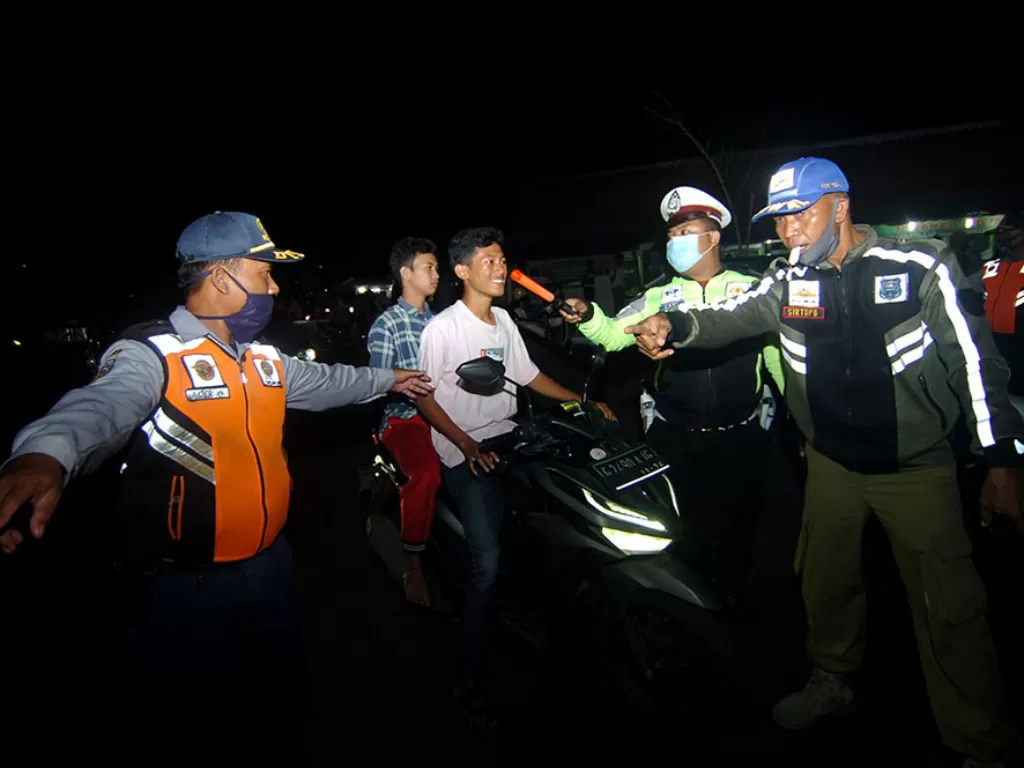 Petugas menghentikan pengendara yang tidak memakai masker saat operasi yustisi protokol kesehatan di Taman Pancasila, Tegal, Jawa Tengah, Jumat (11/12/2020). (Photo/Ilustrasi/ANTARA FOTO/Oky Lukmansyah)