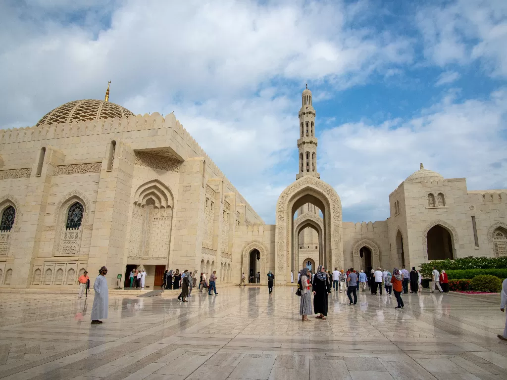 Sultan Qaboos Mosque, Maskat, Oman. (Unsplash/@journaway)
