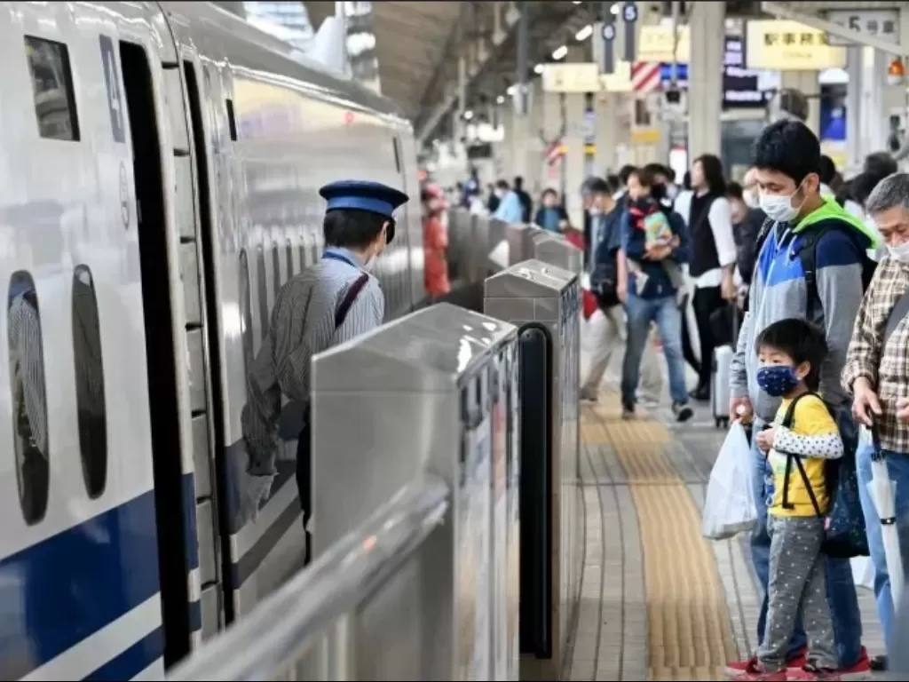 Peron Tokaido Shinkansen dipenuhi oleh wisatawan di Stasiun JR Tokyo, Kamis (1/10/2020). Banyak warga yang terlihat memakai masker. Tokyo berpartisipasi dalam kampanye 