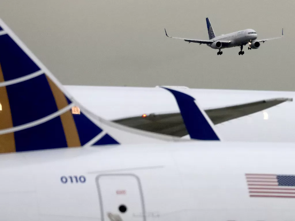 Potret pesawat United Airlines. (REUTERS/CHRIS HELGREN)