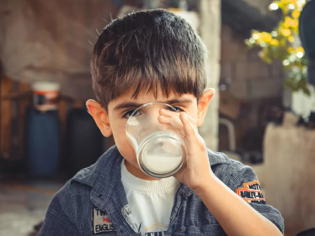 Ilustrasi anak minum susu. (Pexels/Samer Daboul)