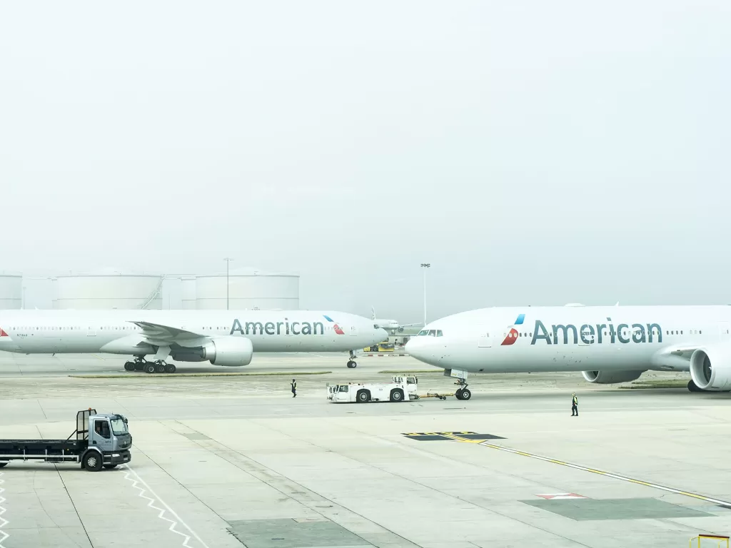 Ilustrasi pesawat American Airlines. (Unsplash/@thepuzzlers_damian)