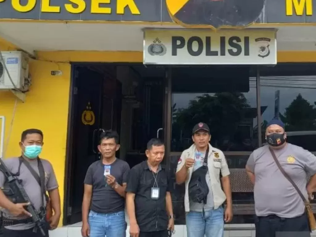 Tiga orang pencuri anjing ditangkap Polsek Mande, Cianjur, Jawa Barat, ketiganya nyaris diamuk masa saat mengaku sebagai wartawan karena memiliki banyak kartu identitas, Sabtu (12/12). (Photo/Antara/Ahmad Fikri)