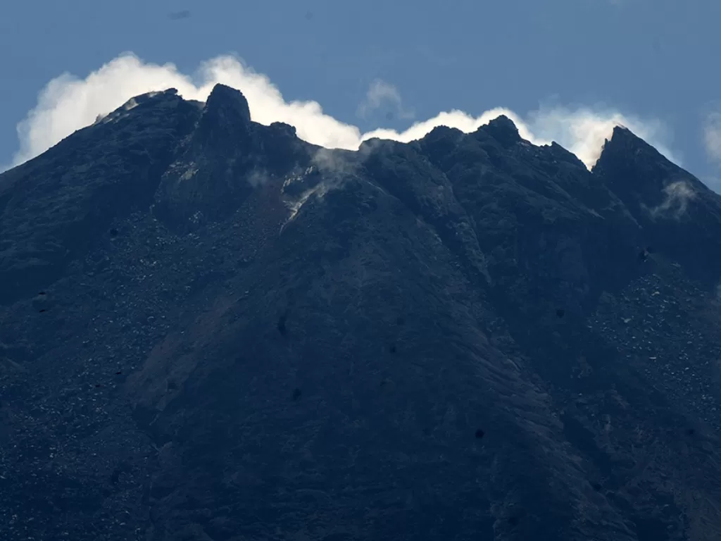 Puncak Gunung Merapi yang mengeluarkan asap putih terlihat dari wilayah Tlogolele, Selo, Boyolali, Jawa Tengah, Selasa (8/12/2020). (Photo/ANTARA FOTO/Aloysius Jarot Nugroho)