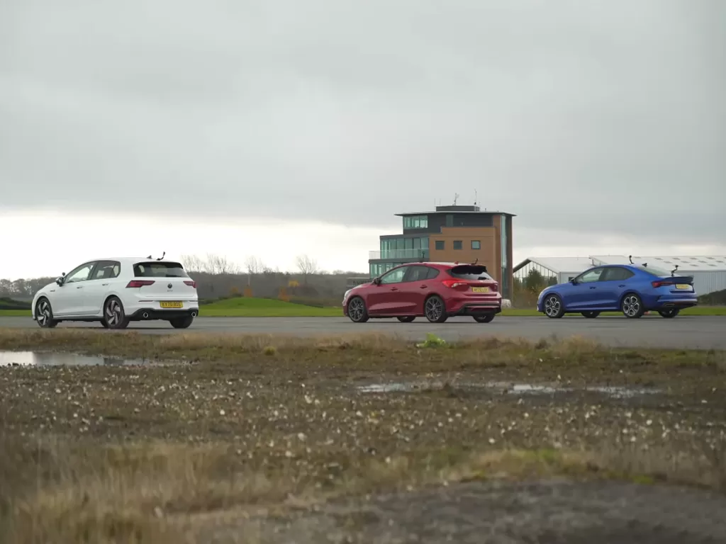Tampilan mobil Ford Focus ST, VW Golf GTI, dan Skoda Octavia RS (photo/YouTube/Carwow)