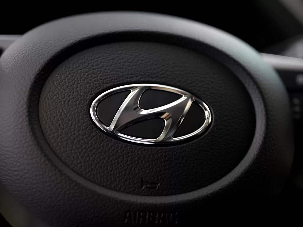 Logo perusahaan otomotif Hyundai di mobil sedan Sonata (photo/REUTERS/Kim Hong-Ji)