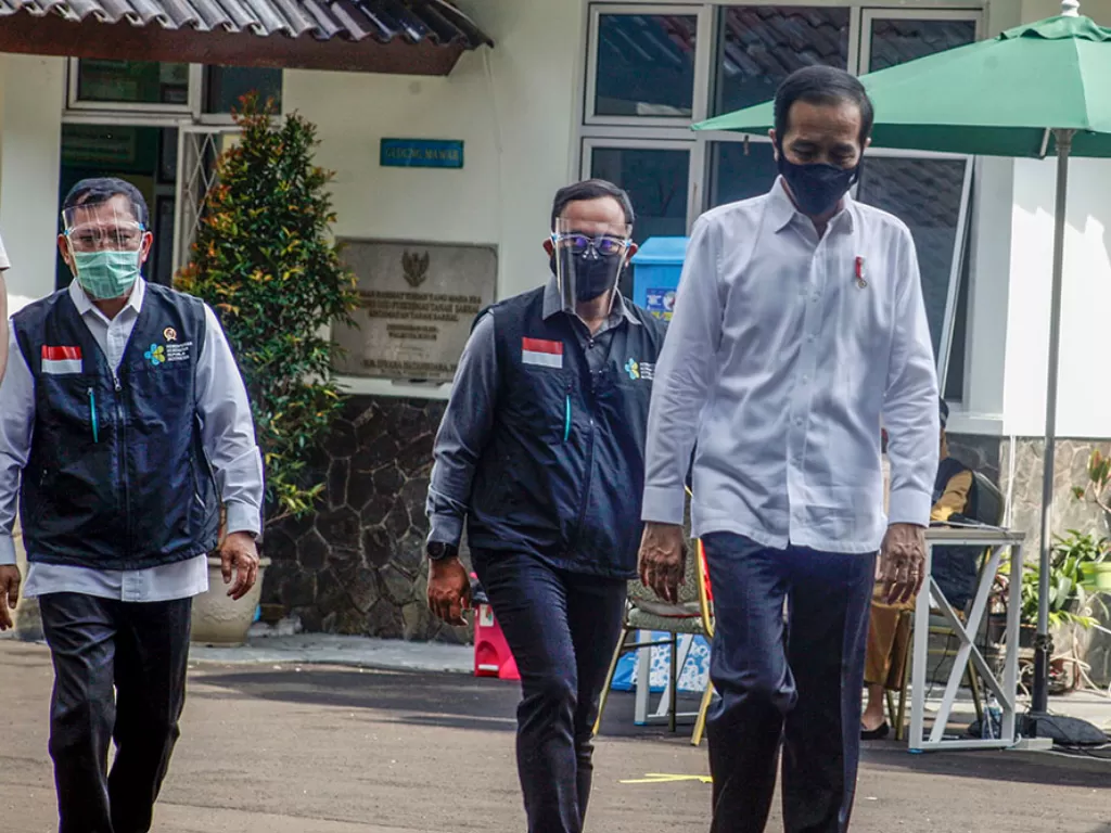 Presiden Joko Widodo (kanan) didampingi Menteri Kesehatan Terawan Agus Putranto (kiri) dan Wali Kota Bogor Bima Arya (tengah) usai meninjau simulasi pemberian vaksinasi COVID-19, di Puskesmas Tanah Sareal, Kota Bogor, Jawa Barat, Rabu (18/11/2020). (Photo
