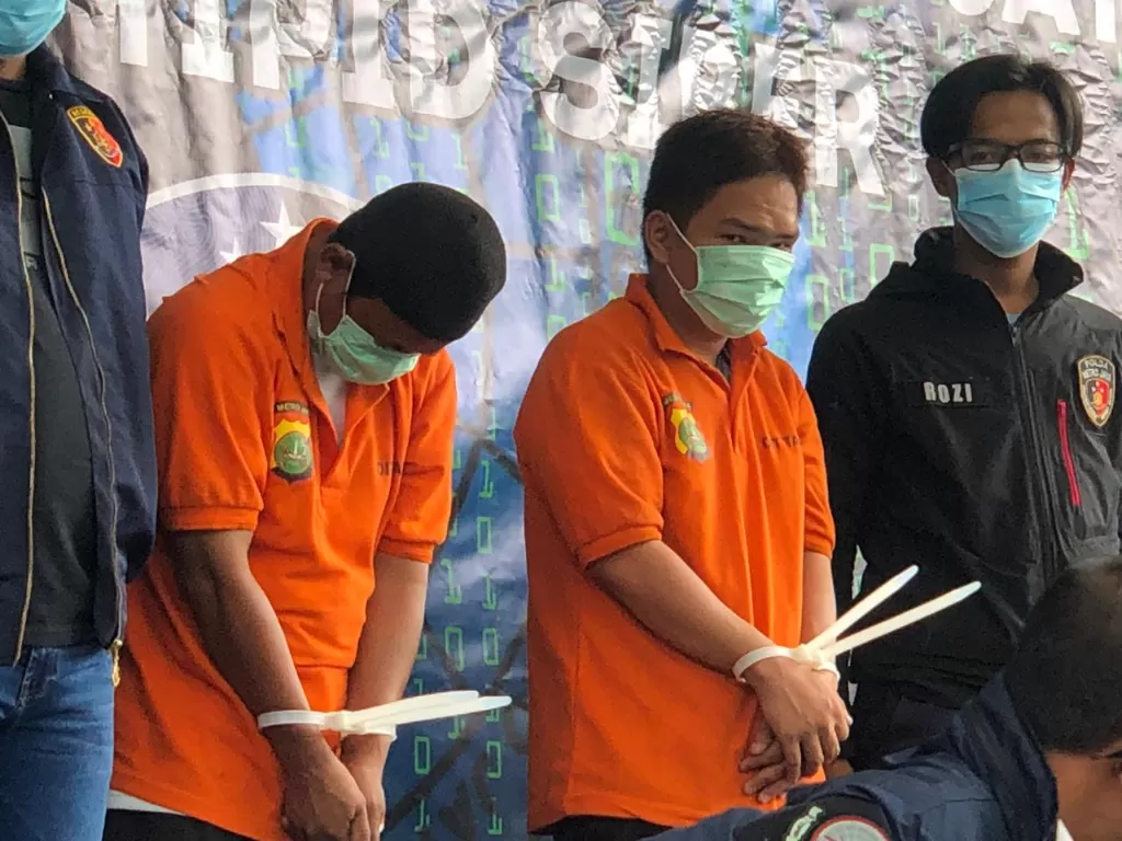 Konferensi pers penangkapan 2 tersangka penyebar SARA dan ujaran kebencian di Polda Metro Jaya, Jakarta. (INDOZONE/Samsudhuha Wildansyah)