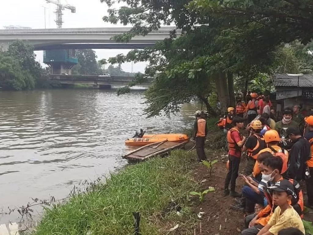 Tim SAR melakukan pencarian terhadap korbanterngelam di Sungai Bekasi (Foto: bekasi.terkini)