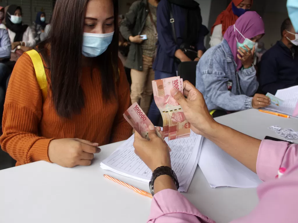 karyawan korban pemutusan hubungan kerja menerima uang Bantuan Langsung Tunai (ANTARA FOTO/Umarul Faruq)