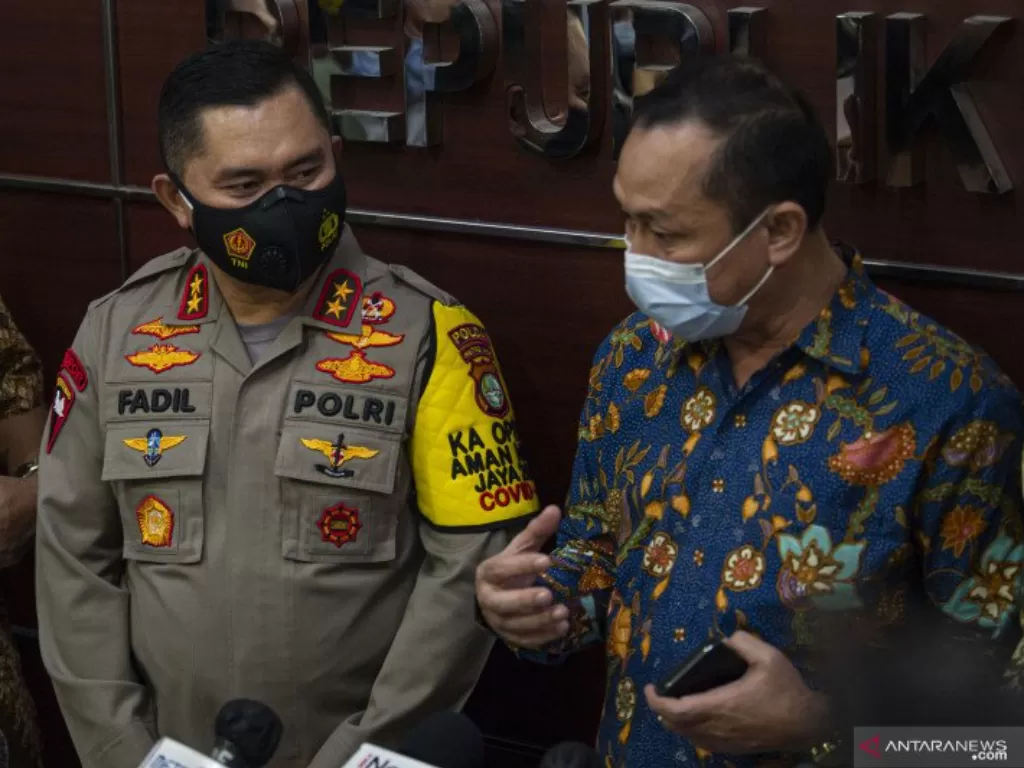 Kapolda Metro Jaya Irjen Pol. Fadil Imran (kiri) bersama Ketua Komnas HAM Ahmad Taufan Damanik (kanan) menjawab pertanyaan wartawan usai dimintai keterangan di Menteng, Jakarta, Senin (14-12-2020). Selain Kapolda Metro Jaya, Komnas HAM juga menggali keter