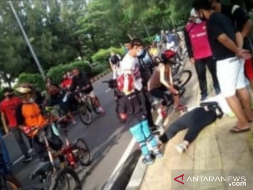 Sejumlah warga memberikan pertolongan terhadap seorang pengendara sepeda yang diduga terjatuh usai menjadi korban penjambretan di kawasan Pulomas, Jakarta Timur, Minggu (13/12/2020). (ANTARA/HO-Polsek Pulogadung).