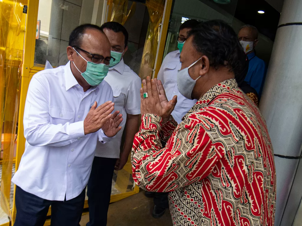 Direktur Utama PT Jasa Marga Subakti Syukur (kiri) berbincang dengan Komisioner Komnas HAM Khoirul Anam (kanan) usai memberikan keterangan di Menteng (ANTARA FOTO/Aditya Pradana Putra)