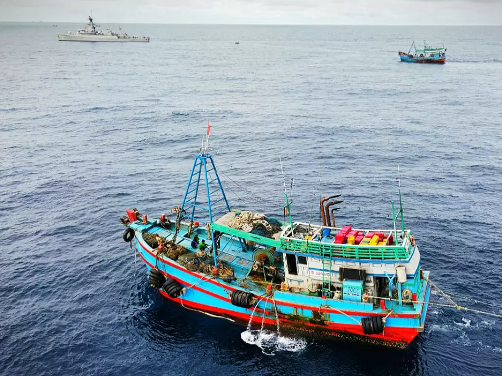 KRI Bung Tomo-357 (KRI TOM-357) menangkap Tujuh Kapal Ikan Asing (KIA) berbendera Vietnam. (Ist)