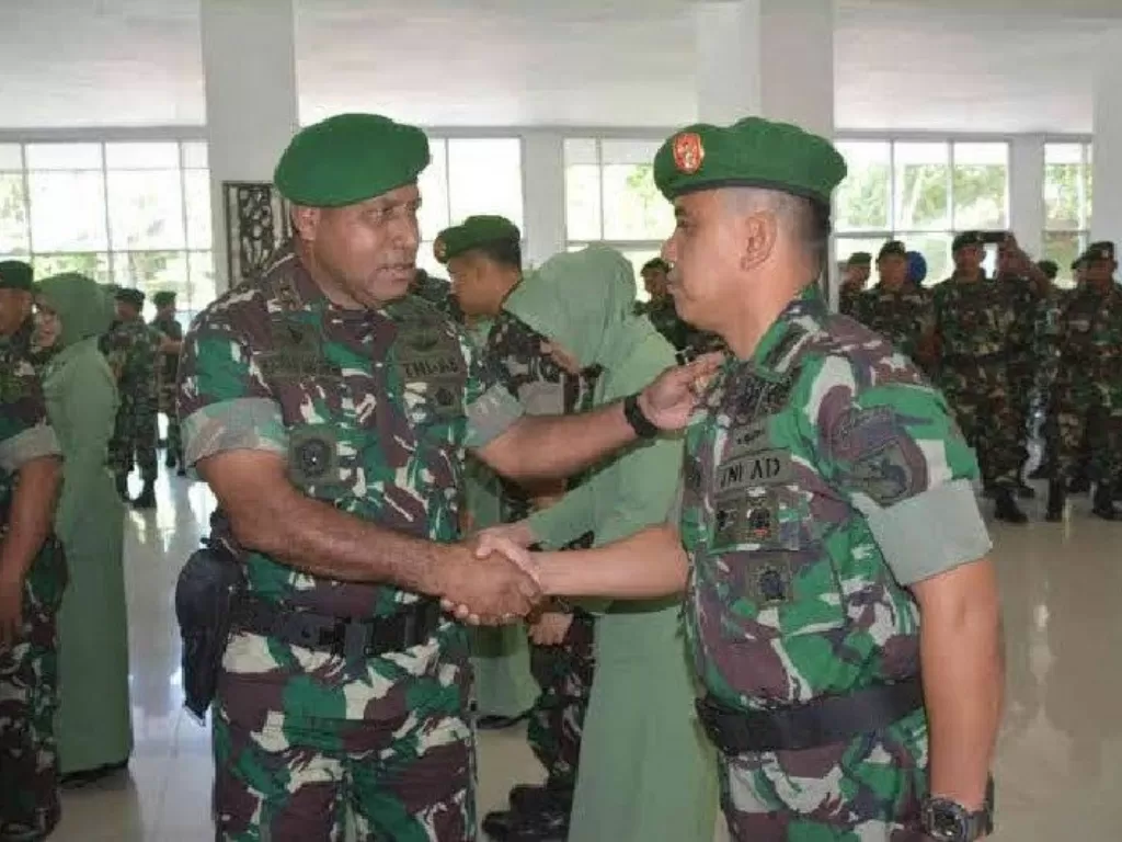 Pangdam XVII/Cenderawasih Mayjen TNI Herman Asaribab saat memberikan ucapan selamat kepada prajurit TNI yang mendapat kenaikkan pangkat. (ANTARA News Papua/HO-Pendam XVII Cenderawasih)