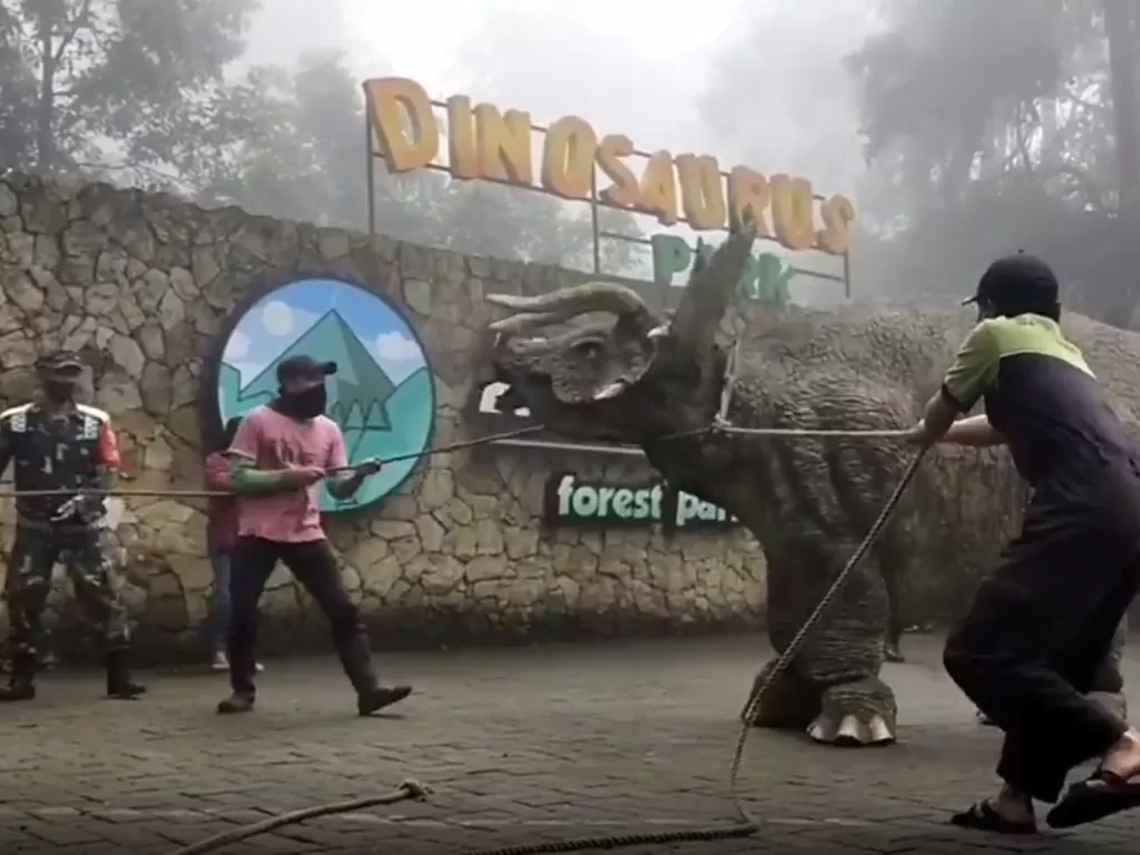 Cuplikan video dinosaurus replika di Mojosemi Dinosaurus park. (photo/Instagram/@mojosemidinosauruspark)