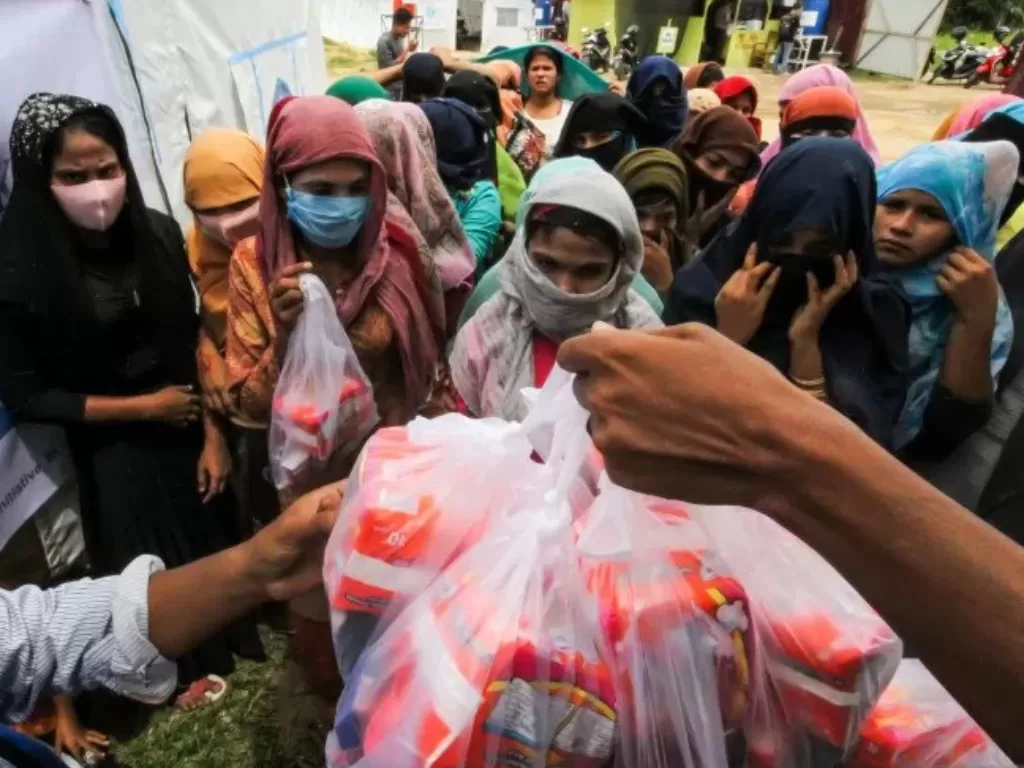 Pengungsi etnis Rohingya antre mengambil bantuan dari badan filantropis. (Photo/ANTARA FOTO/Rahmad)