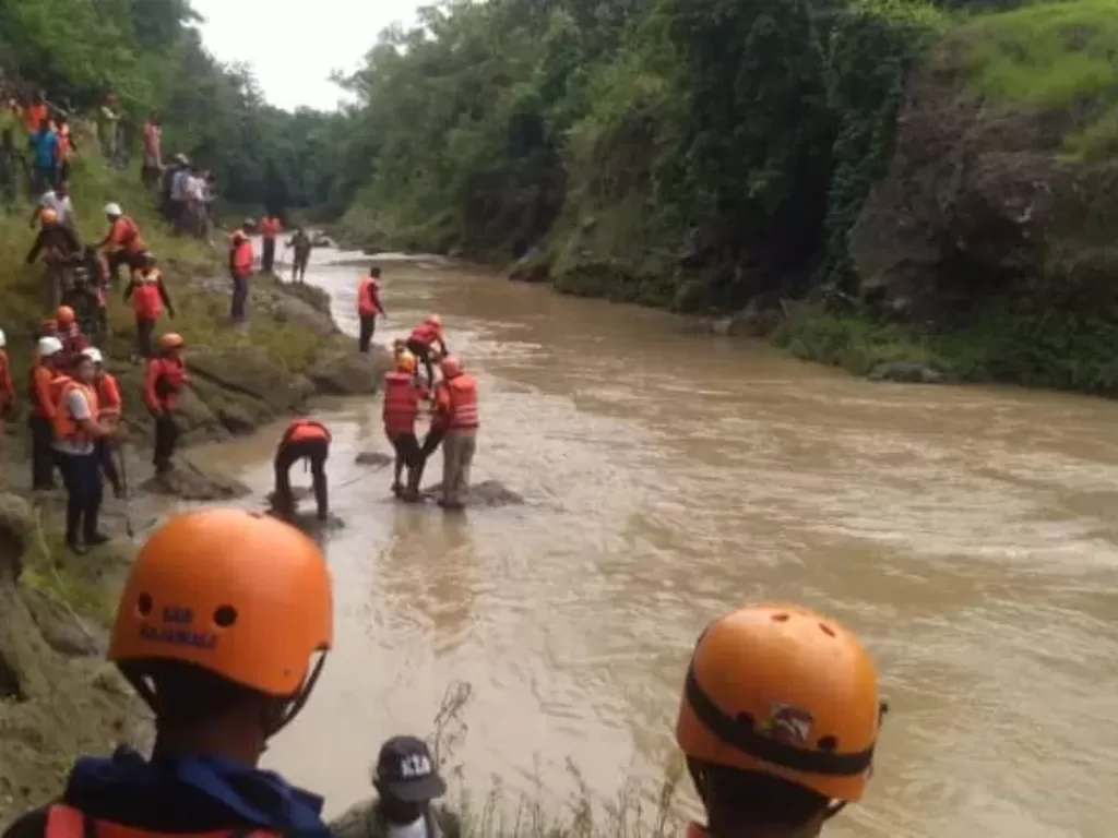 Proses pencarian korban mobil patroli yang tertabrak KA di aliran Sungai Cemoro, Sragen, Selasa. (ANTARA/ HO-Basarnas Semarang)