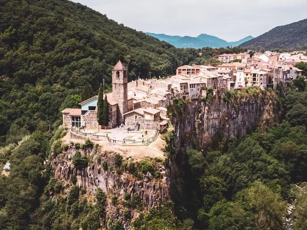 Castellfollit de la Roca, Spanyol. (pinterest.com)