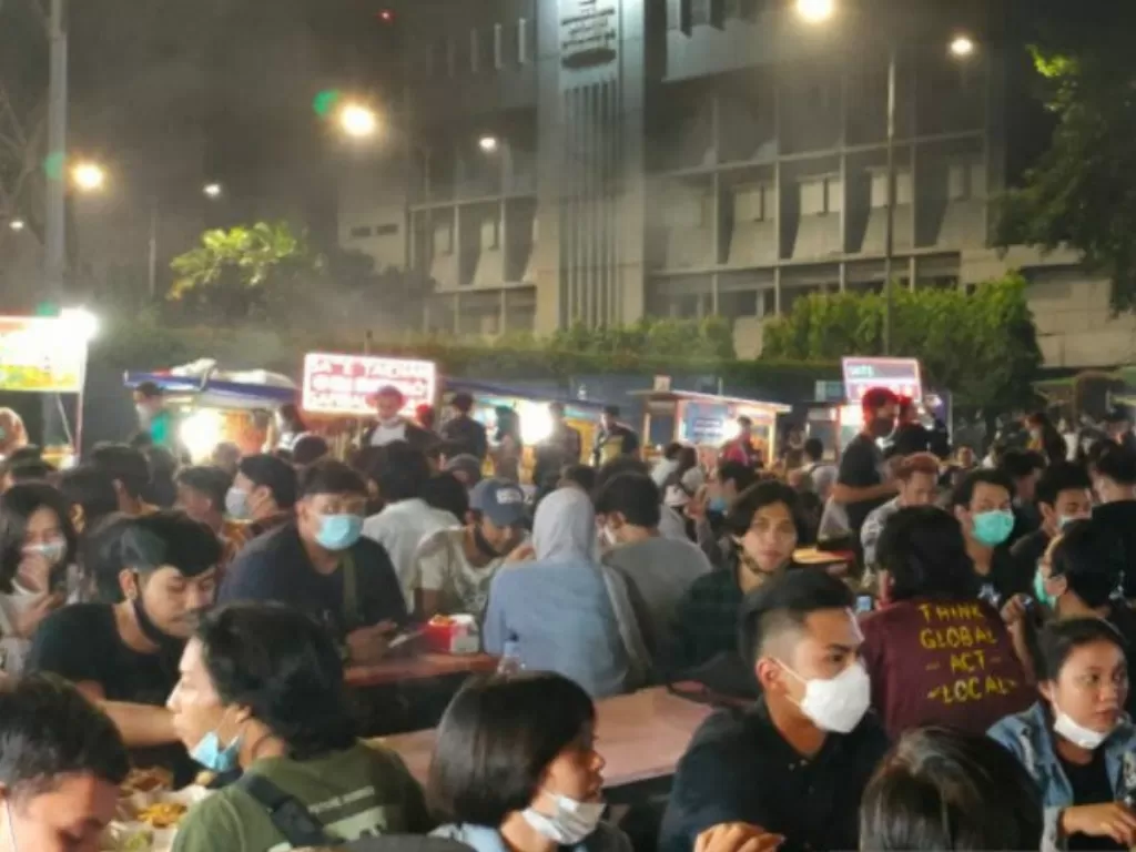 Kerumunan orang yang ada di Lapangan Parkir Senayan City untuk membeli sate taichan Sabtu (12122020). (ANTARA/HO/Dokumentasi Plh Wali Kota Jakarta Pusat)