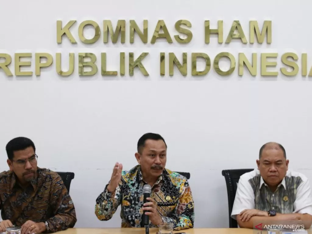 Ketua Komnas HAM Ahmad Taufan Damanik (tengah) didampingi Wakil Ketua Komnas HAM Amiruddin (kiri). ANTARA FOTO/Rivan Awal Lingga/ama.