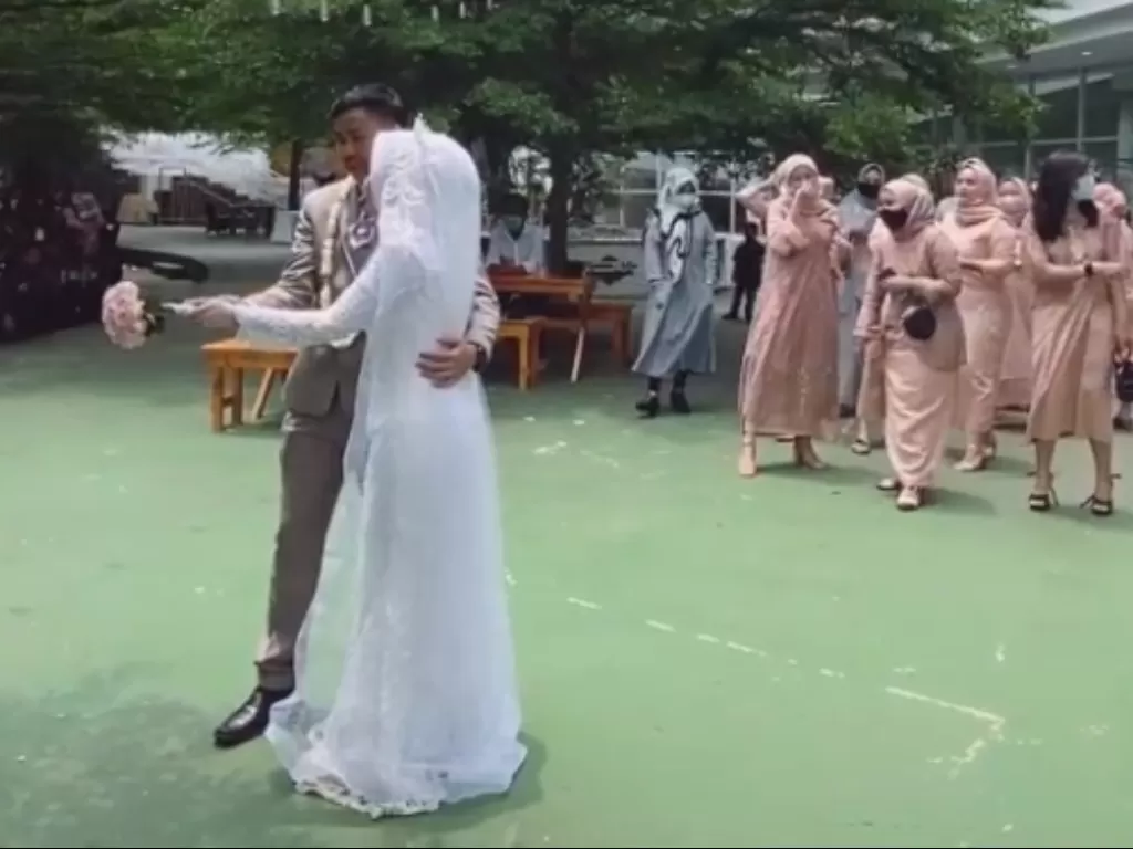 Pengantin melempar bucket bunga ke para bridesmaid viral (Tiktok)