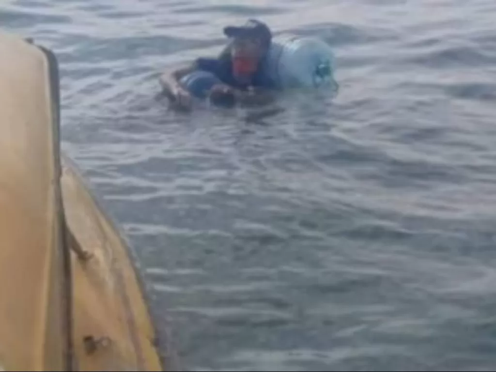Seorang pemuda ditemukan terapu di perairan Pelabuhan Semayang Balikpapan dengan dua buah galon kosong (Foto: Istimewa))