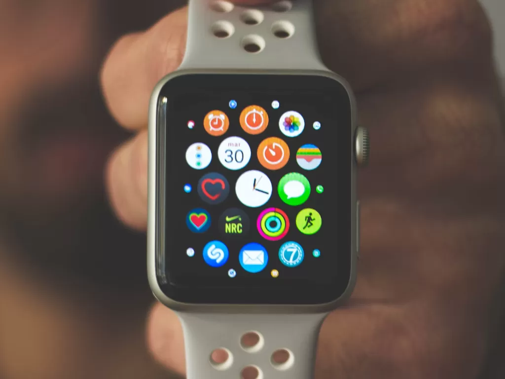 Tampilan jam tangan pintar Apple Watch Nike Edition (photo/Unsplash/Daniel Canibano)