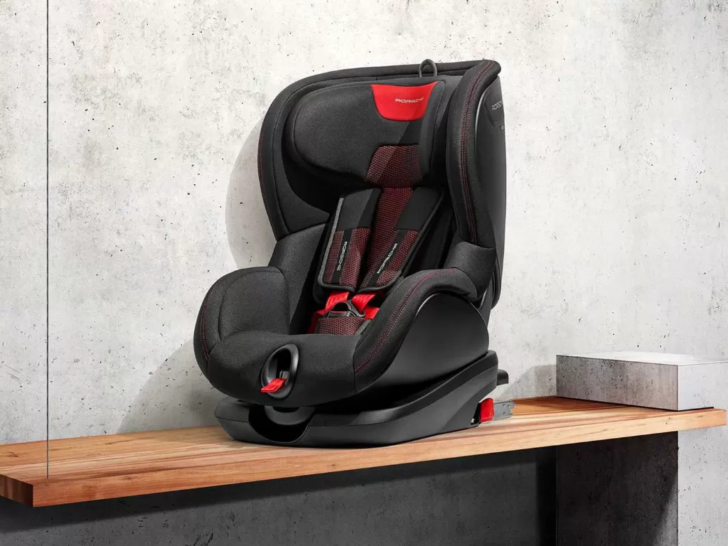 Tampilan Porsche Child Safety Seats dengan warna hitam dan merah (photo/Porsche)