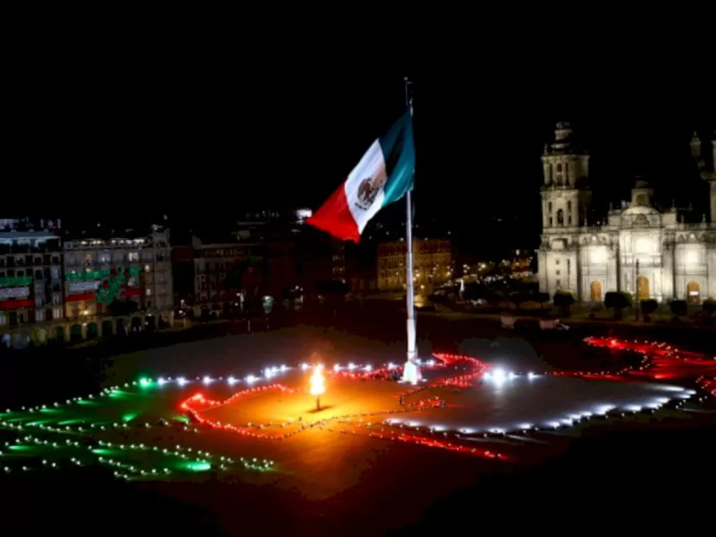 Pemandangan menunjukkan alun-alun Zocalo saat Meksiko menandai ulang tahun ke-210 kemerdekaannya dari Spanyol, di Istana Nasional di Mexico City, Meksiko. (REUTERS/Edgard Garrido)