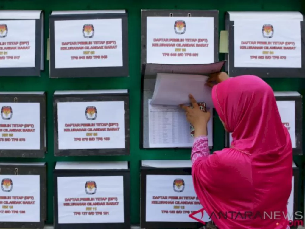 Warga melakukan pengecekan Daftar Pemilih Tetap. (ANTARA FOTO/Rivan Awal Lingga)