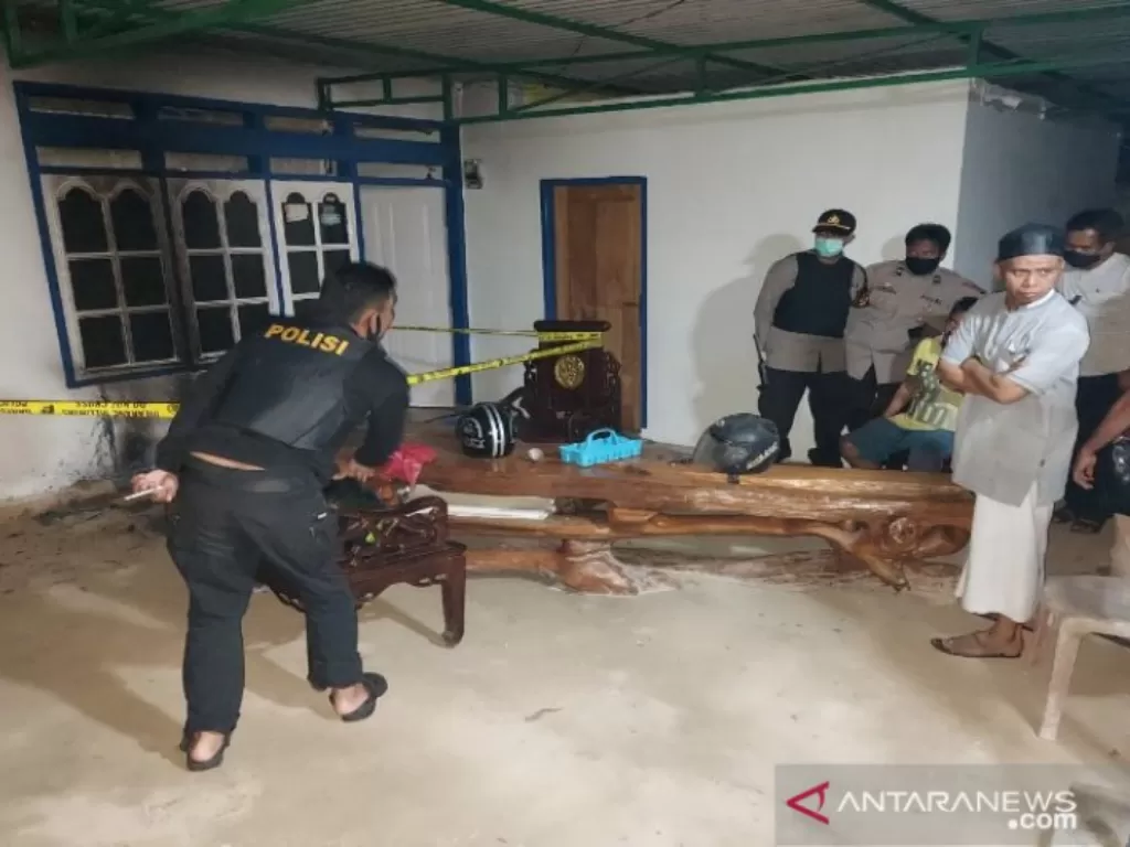 Kepolisian dari Polres Muna saat melakukan olah TKP di Rumah Ketua KPU Muna, Kamis (17/12/2020). (ANTARA/HO-Kapolres Muna)