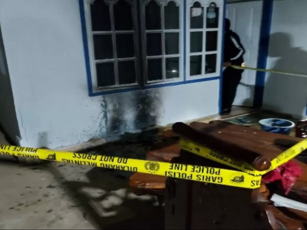 Kepolisian dari Polres Muna saat melakukan olah TKP di Rumah Ketua KPU Muna, Kamis (17/12/2020). (ANTARA/HO/Kapolres Muna)