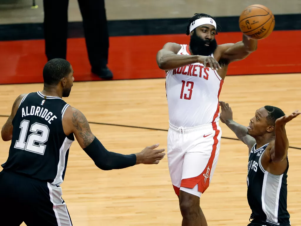 James Harden (tengah) saat timnya Houstons Rockets berhadapan dengan San Antonio Spurs. (REUTERS)