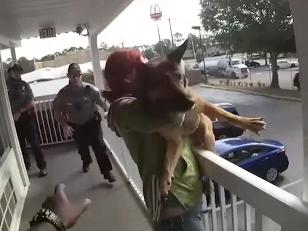 Seorang wanita buang anjingnya dari balkon. (Photo/YouTube/Volusia Sheriff's Office)