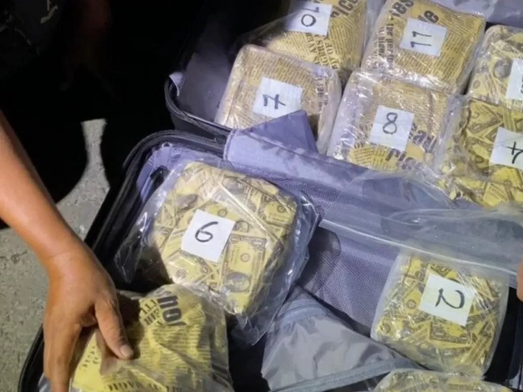 Polisi menunjukkan barang bukti narkoba jenis sabu-sabu seberat 20 kilogram dari pelaku berinisial FP yang ditembak mati karena melawan saat hendak ditangkap di Surabaya, Kamis (17/12/2020) dini hari. (ANTARA Jatim/HO/Polrestabes Surabaya)