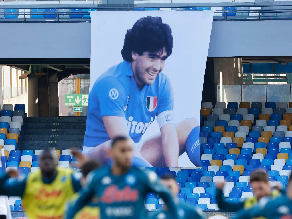 Gambar Diego Maradona terpajang di kandang Napolio. (REUTERS/Ciro De Luca)