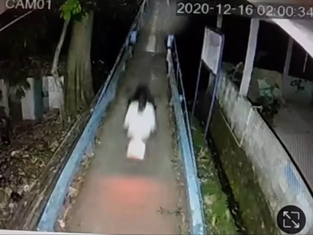 CCTV pengendara bonceng sosok mirip kuntilanak. (Facebook/Hari via Info Depok)