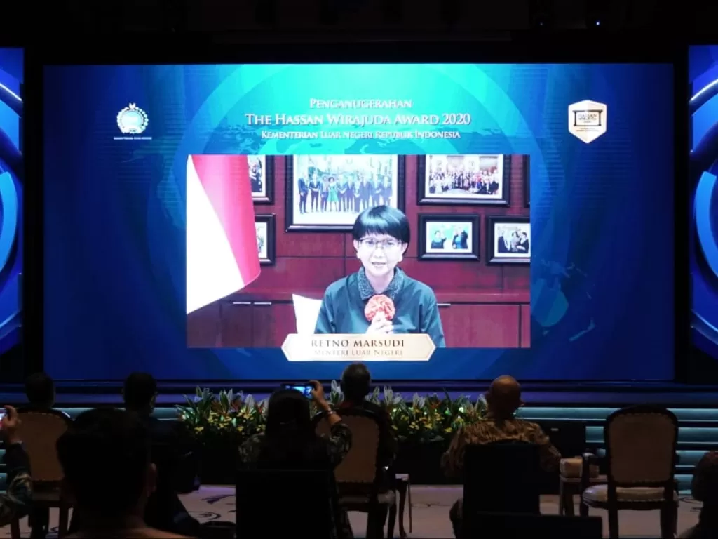 Retno Marsudi melalui aplikasi video konferensi menyampaikan kata sambutan pada upacara pemberian anugerah Hassan Wirajuda Perlindungan WNI Award (HWPA) 2020. (Photo/ANTARA/Genta Tenri Mawangi))